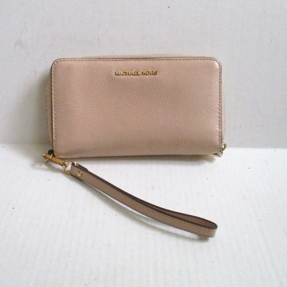 *MICHAEL KORS Pink Nude Large Leather Smartphone Wristlet